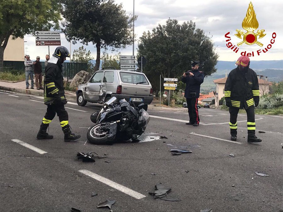 Schianto auto-moto in pieno centro abitato: centauro al San Francesco di Nuoro