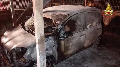 Bosa, l'auto della Capitaneria di porto data alle fiamme