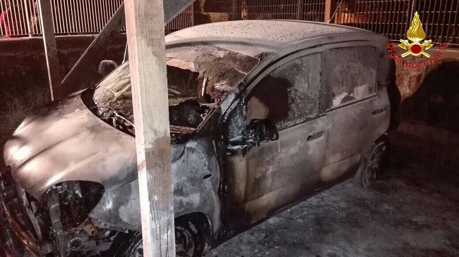 Incendiari in azione nella notte a Bosa Marina: presa di mira una Panda della Capitaneria di porto
