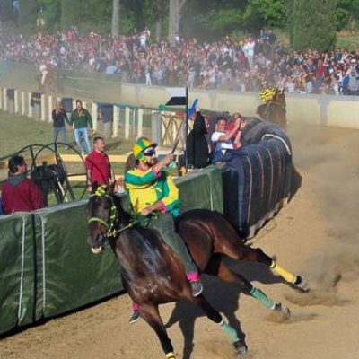 Il fantino di Orosei Andrea Chessa vince il palio di Sant'Anselmo (foto VTNews)