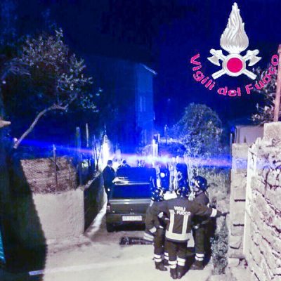 Esporlatu, i vigili del fuoco dopo l'incendio dell'auto del Vicesindaco