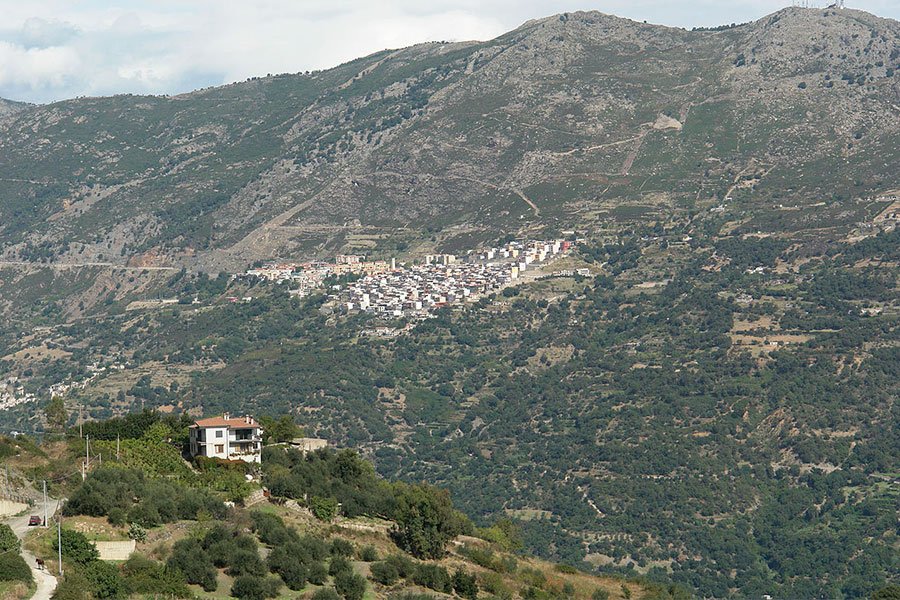 Gairo. Scritte con minacce di morte contro il primo cittadino: “vattene o ti ammazziamo”