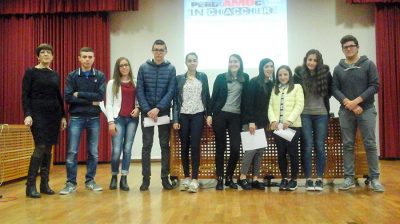 La Preside Pierina Masuri con gli studenti premiati