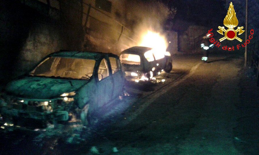A fuoco nella notte le auto di un operaio e di una commessa