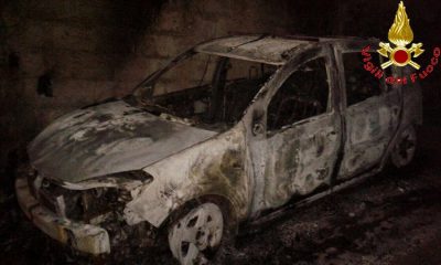 Jerzu, la Dacia Sandero distrutta dale fiamme