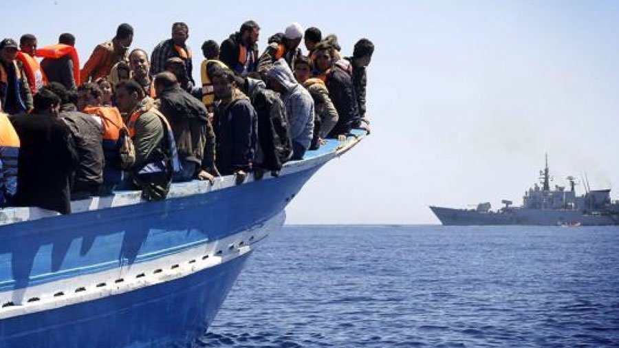 Migranti: in sette su un barchino, c’è anche una donna incinta