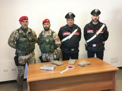 I Carabinieri con la cocaina sequestrata