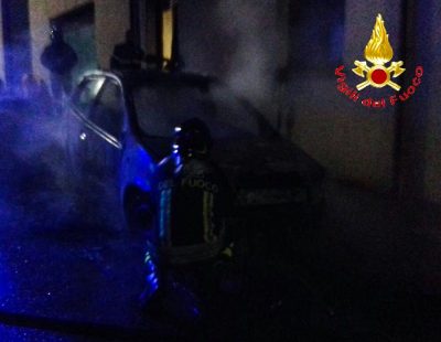 La Fiat Punto distrutta dalle fiamme