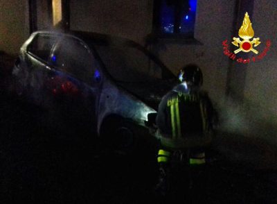La Fiat Punto distrutta dalle fiamme