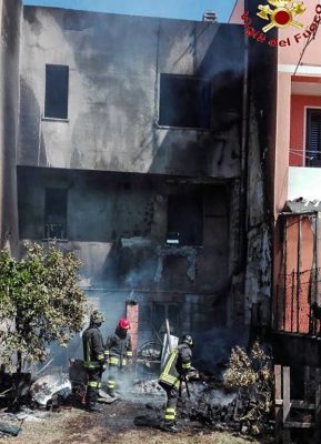 Scano Montiferro, i VVFF domano le fiamme in un'abitazione