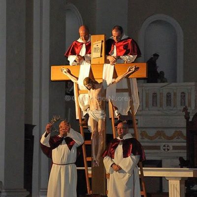 Un momento della deposizione dalla croce