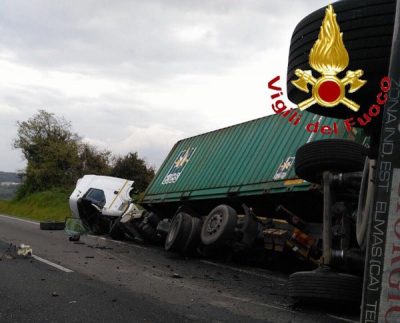 L'autoarticolato dopo l'incidente