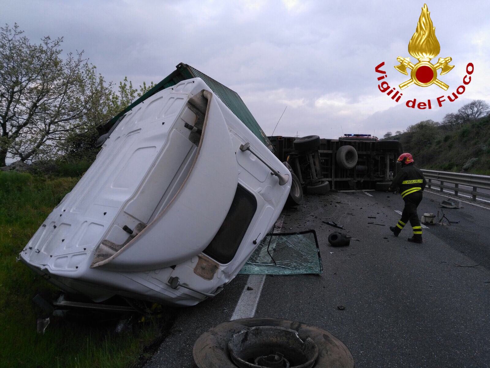 Autoarticolato si rovescia sulla carreggiata lungo la 131: traffico paralizzato