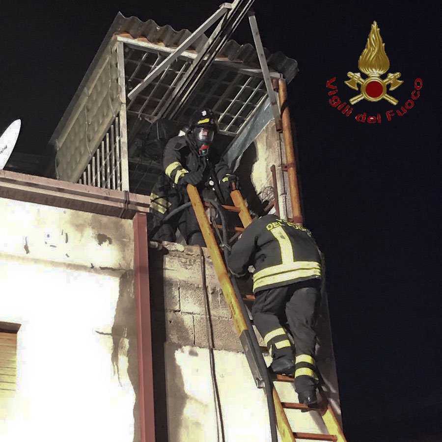 Un malfunzionamento allo scaldino a gas e va a fuoco il sottotetto