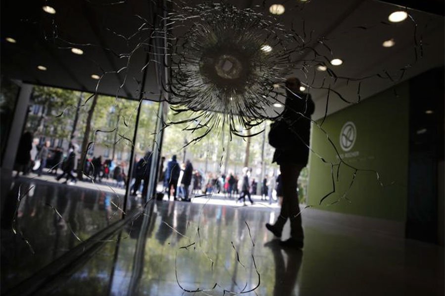 Attentato a Parigi: Karim Cheurfi che ieri ha sparato sugli  Champs-Elysees era già stato arrestato lo scorso febbraio