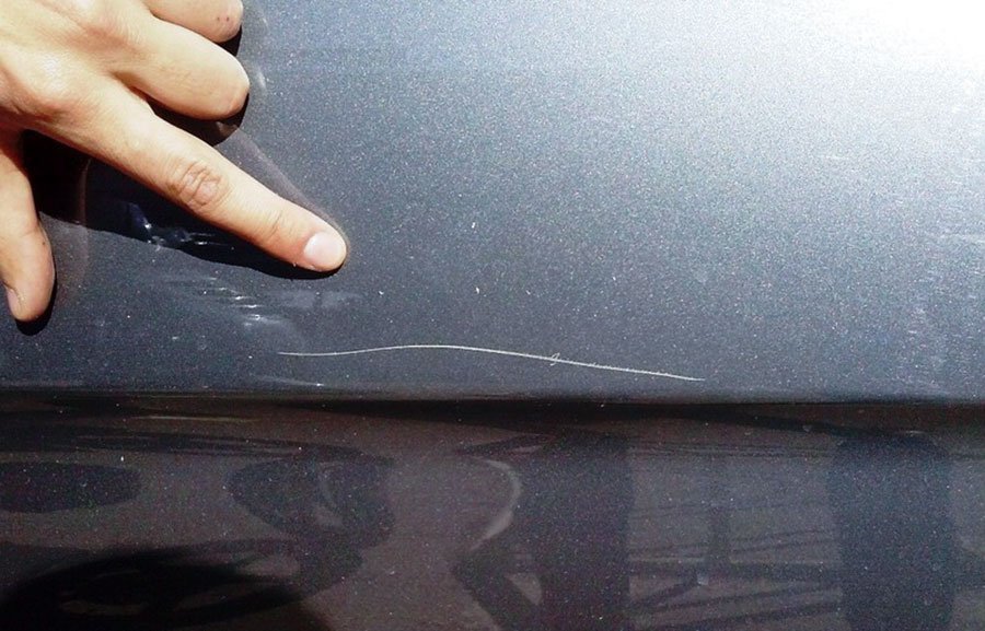 57enne riga l’auto di un pensionato: denunciato per danneggiamento aggravato