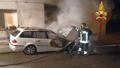 I Vigili del Fuoco impegnati nello spegnere l'incendio