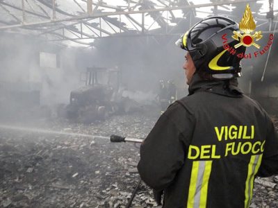 I Vigili del fuoco al lavoro per domare le fiamme