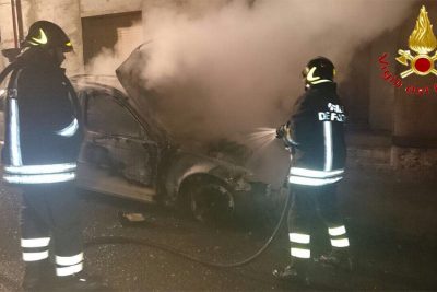 I Vigili del Fuoco impegnati nello spegnere l'incendioI Vigili del Fuoco impegnati nello spegnere l'incendio