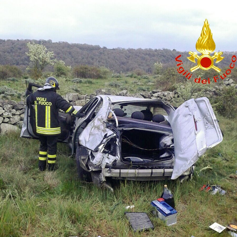 Mercedes esce di strada ribaltandosi più volte: due feriti al San Francesco di Nuoro