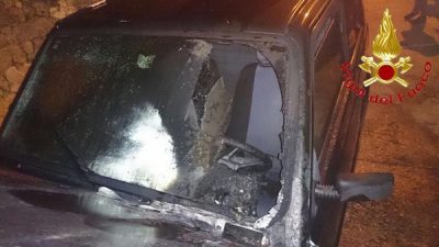 Esporlatu, i vigili del fuoco dopo l'incendio dell'auto del Vicesindaco