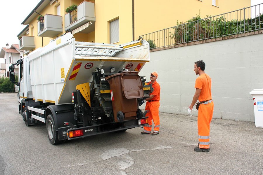 Rifiuti: i commercianti chiedono l’aumento dei giorni del ritiro del secco per questioni igienico-sanitarie