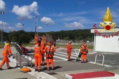 Il personale medico i Vigili del Fuoco con il ferito