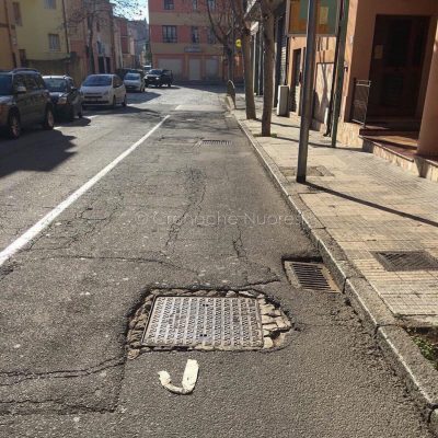 Uno scorcio dei tombini di via Ballero