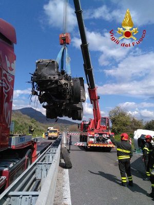 Il recupero dell'autoaricolato sulla 131 da parte dei Vigili del fuoco