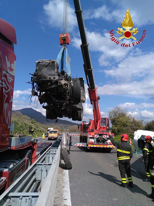 Terminate le operazioni di rimozione dell’autoarticolato distrutto in un incidente sulla 131 e ripristinata la circolazione