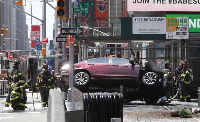New York. Auto contro pedoni sul marciapiede a Times Square: un morto e 13 feriti