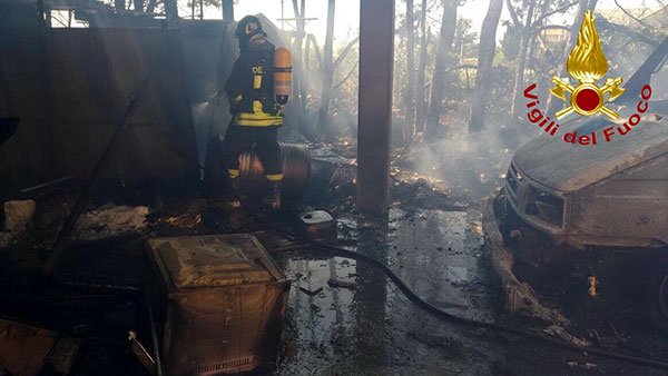 Sindia. L’incendio di un terreno alla periferia del paese si estende a un deposito di attrezzi divorando ogni cosa