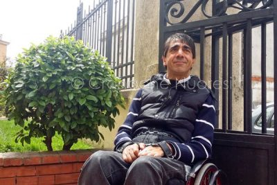 Nuoro, Salvatore Dessolis incatenato ai cancelli della ASL (© foto Cronache Nuoresi - tutti i diritti riservati)