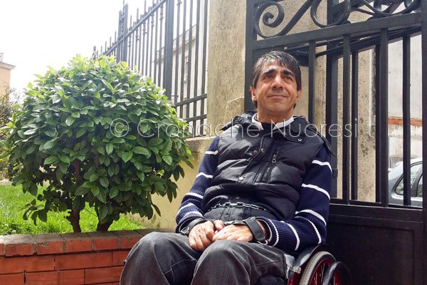 Nuoro. Gli negano le cure “salvavita” all’estero e si incatena ai cancelli della sede dell’ASSL