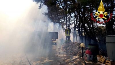 Sindia, i VVFF domano le fiamme