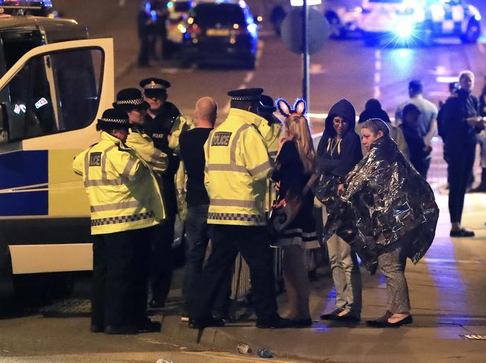ISIS rivendica la strage di Manchester: almeno 22 i morti e i 59 feriti (12 bimbi gravissimi)