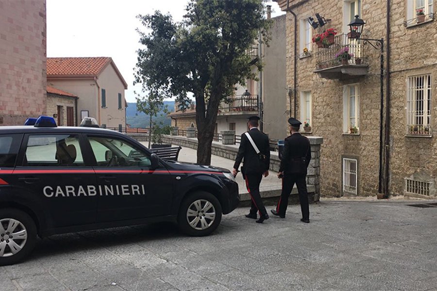 Un arresto e due obblighi di dimora: padre e figli accusati di ricettazione d’auto, furti e detenzione illegale di armi