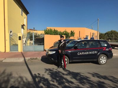 I Carabinieri nei pressi dell'officina abusiva a Orosei