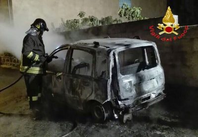 La Fiat Panda incendiata a Dualchi