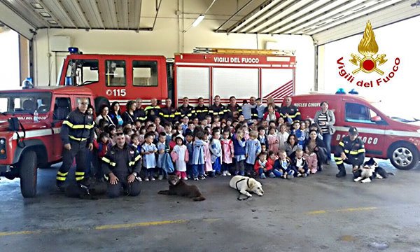 I bambini della scuola dell’infanzia a lezione di sicurezza dai Vigili del fuoco