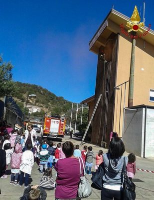 Gli studenti delle scuole dell'infanzia in visita ai VVFF di Lanusei