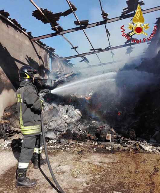Fienile in fiamme: VVFF impegnati due giorni per estinguere le fiamme