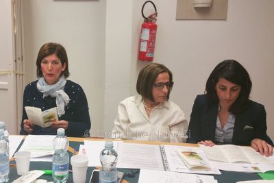da sinistra Rosy Guiso, Salvatora Conchedda e l'assessore Valeria Romagna (foto Cronache Nuoresi)