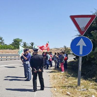 Il sit in di protesta dei tessili del Nuorese sulla 13 DCN