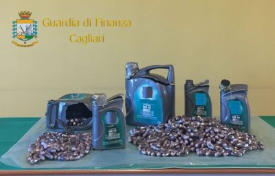 Una parte della droga sequestrata dalla Guardia di Finanza