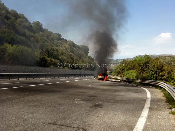 Auto GPL prende fuoco sulla 131: chiude la statale