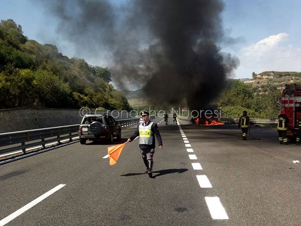 Ford Focus a fuoco durante la marcia sulla 131: illeso 69enne alla guida