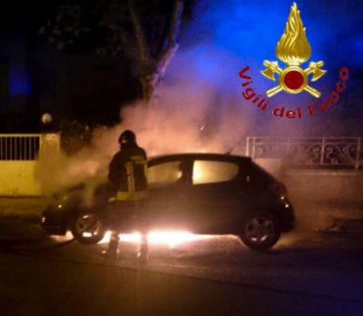 Nuoro, la Peugeot del Vigile urbano data alle fiamme