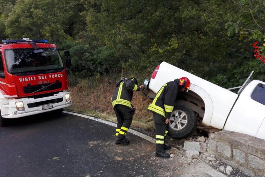 Autocarro esce di strada all’alba dopo lo schianto contro un parapetto