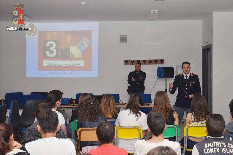 Macomer: la Polizia di Stato incontra gli studenti degli Istituti superiori